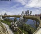 Впечатляющий золотой мост Да Нанга, длиной 150 м и поддерживаемый парой рук